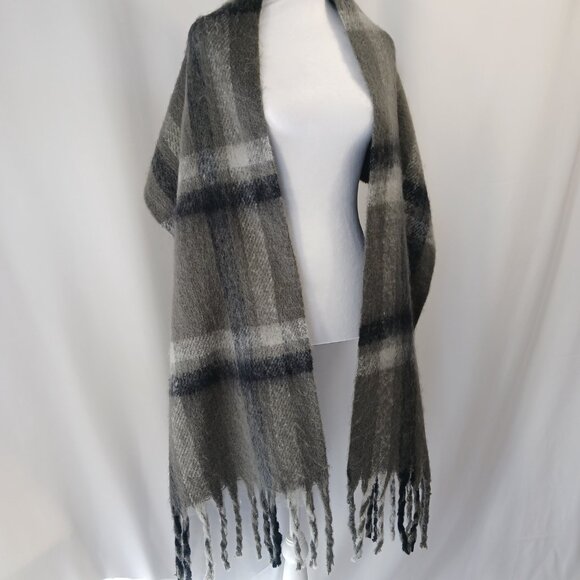 Steve Madden Brushed Plaid, Blanket Wrap Scarf, Black/Gray, Fringe, One Size - Picture 4 of 7
